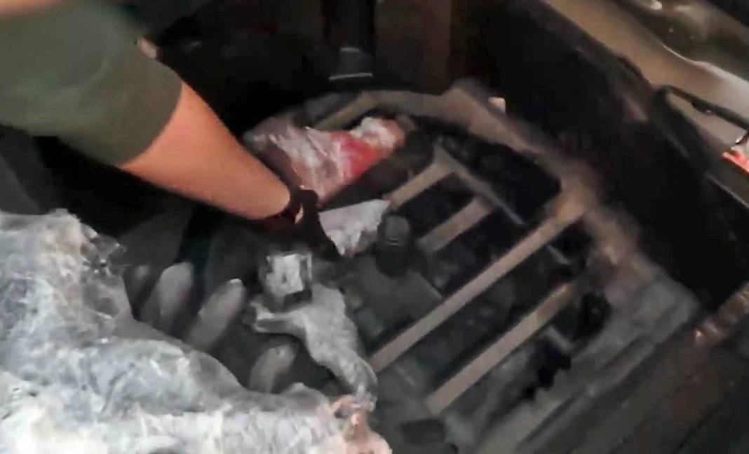 Aracın bagajında onlarcası ele geçirildi: Pes dedirten görüntü! Şüphelinin rahatlığı ve cesareti polisi de şaşırttı 3